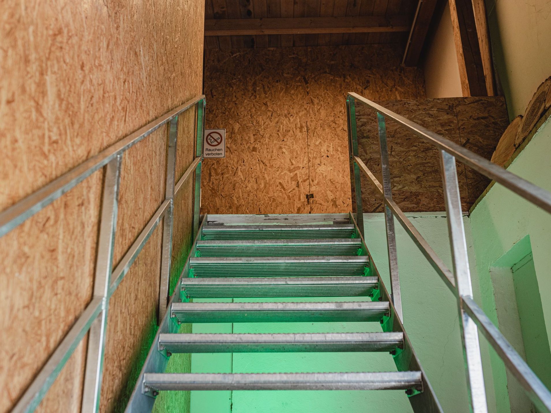 Treppe zum Bachtelweiher Lager